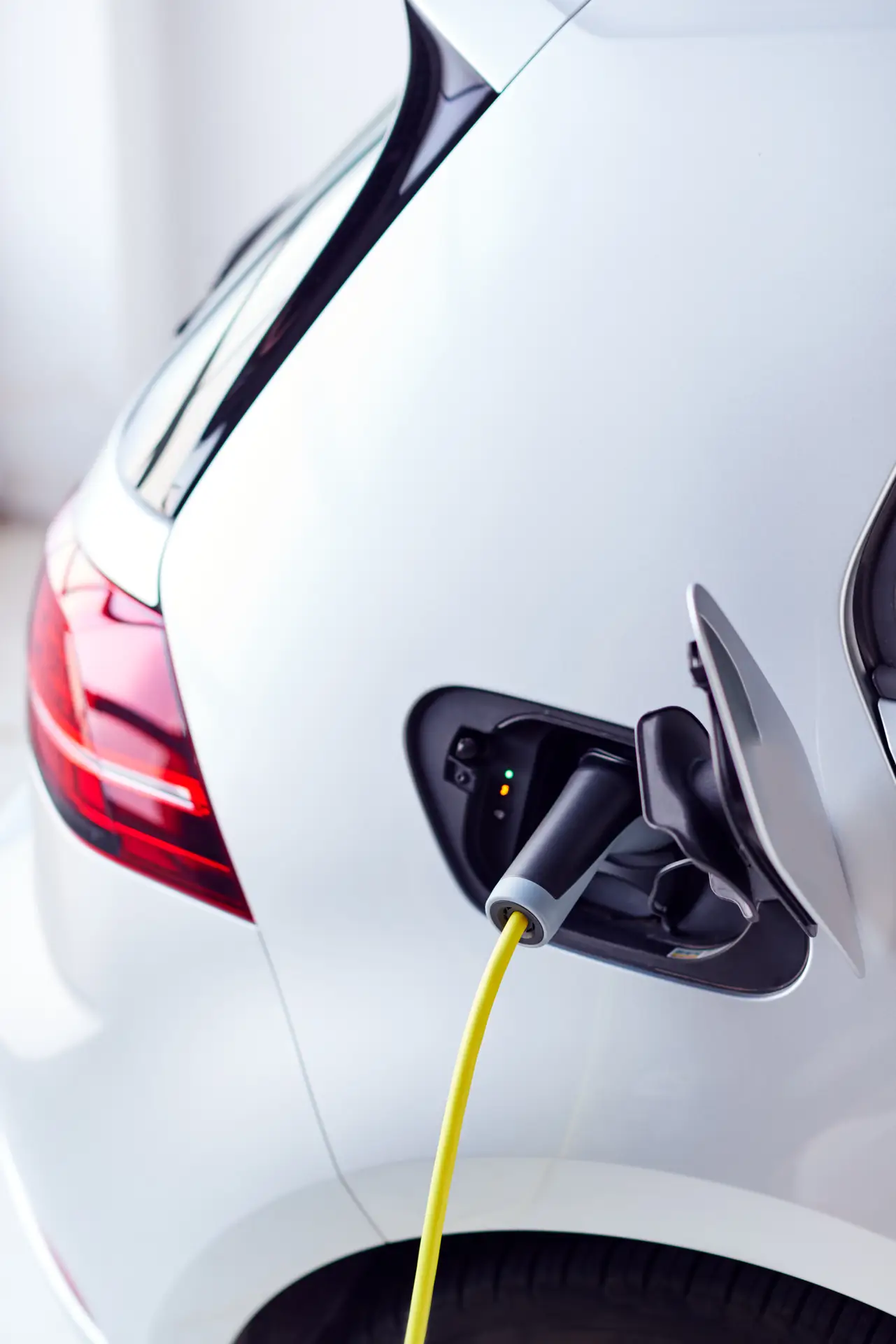 close-up-of-power-cable-charging-environmentally-f-2024-10-22-01-19-38-utc_small Finies installateur elektricien in Groningen